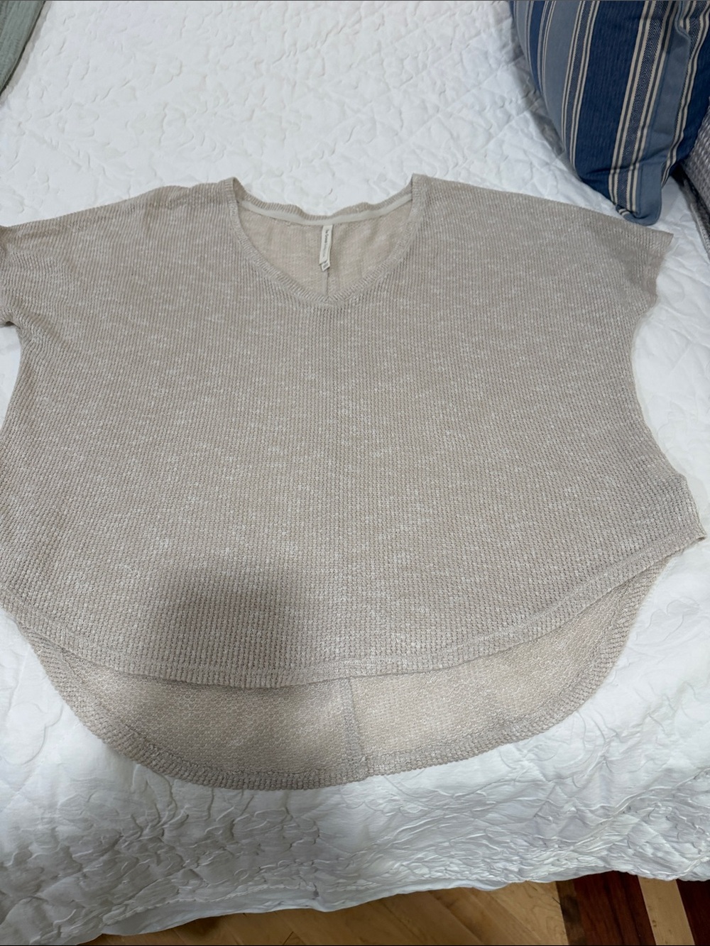 Baton M Relaxed V-Neck Short Sleeve Top in Taupe tan